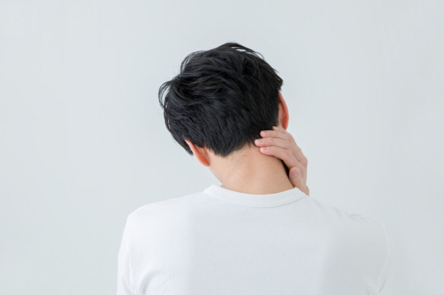 寝違えた男性の写真