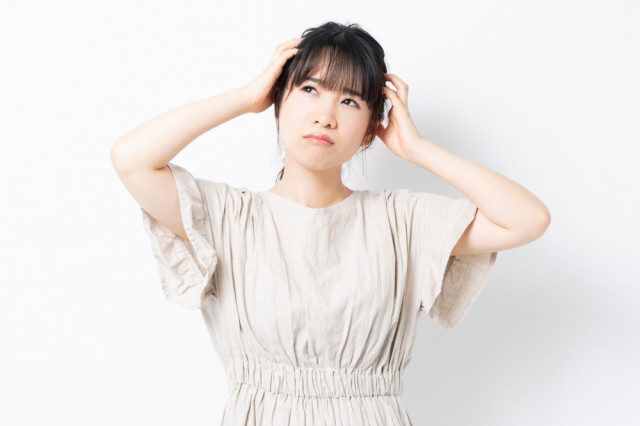 頭痛に悩む女性の写真